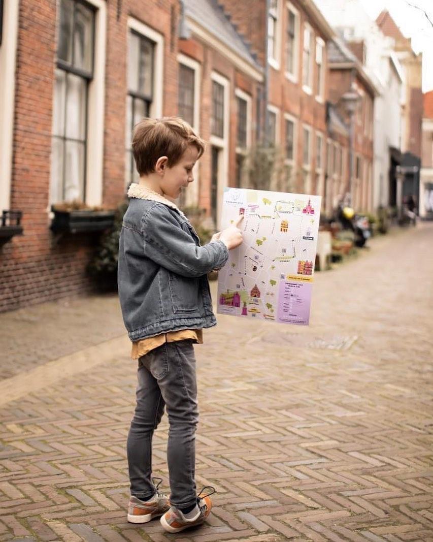 jongen wijst op een plattegrond van Alkmaar